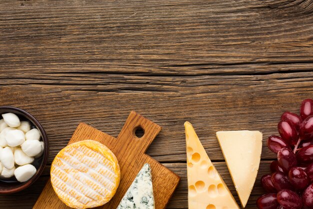 Varietà di vista dall'alto di gustoso formaggio con spazio di copia