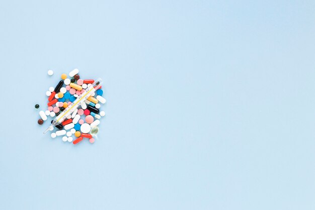 Varietà di vista dall'alto di pillole colorate con spazio di copia