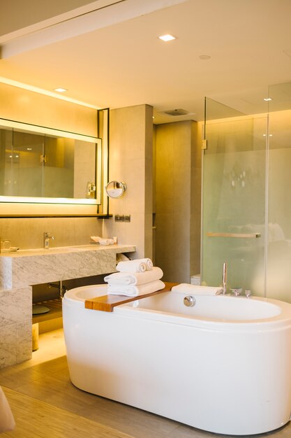 vasca da bagno di lusso all&#39;interno della camera da letto in hotel