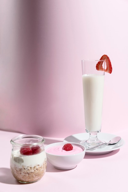 Vaso ad alto angolo con yougurt e frutta