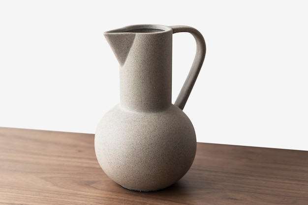 Vaso brocca in ceramica testurizzata nera su un tavolo di legno