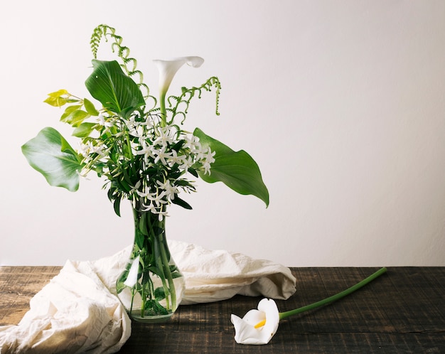 Vaso con bellissima composizione floreale