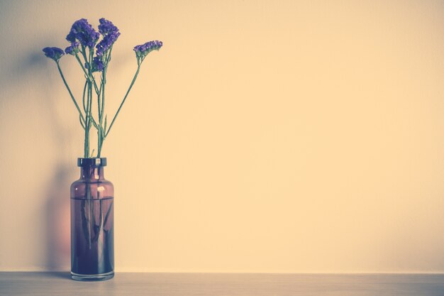 Vaso con fiori viola