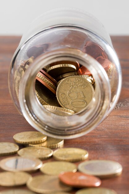 Vaso con monete sul tavolo