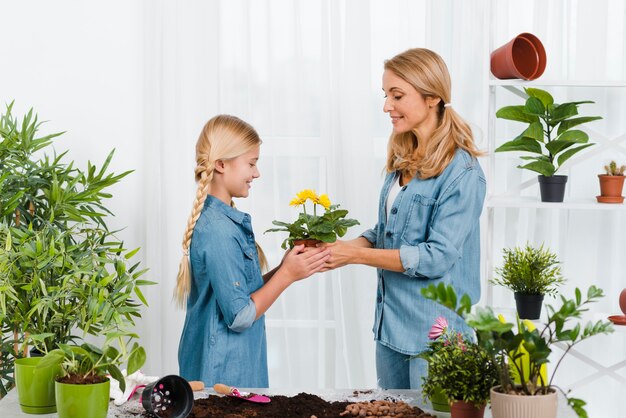 Vaso da fiori della tenuta della figlia e della madre