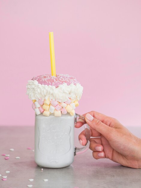 Vaso del frappé della tenuta della mano del primo piano