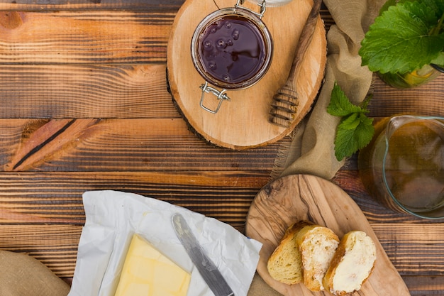 Vaso del miele di vista superiore con cibo e honeyspoon