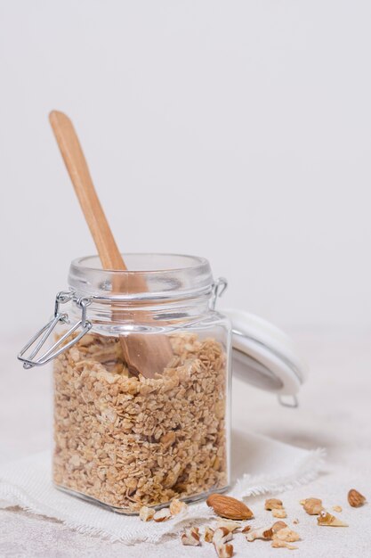 Vaso del primo piano riempito di avena organica