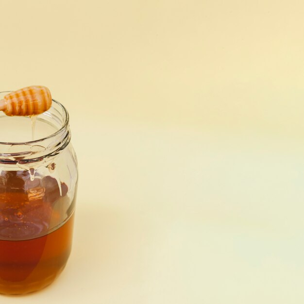 Vaso del primo piano riempito di miele fatto in casa