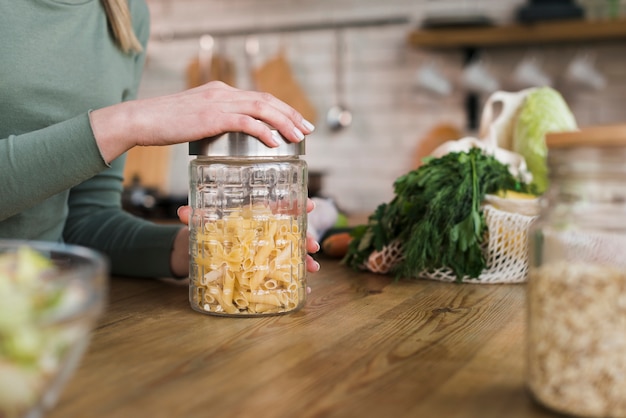 Vaso di chiusura della donna del primo piano con pasta organica