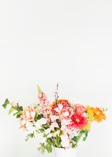 Vaso di fiori colorati su sfondo bianco