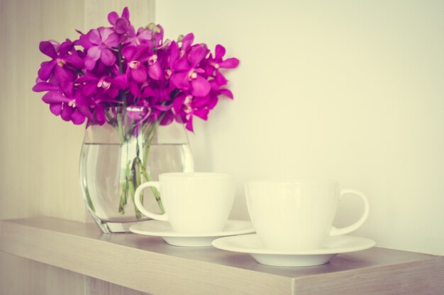 Vaso di fiori con due tazze