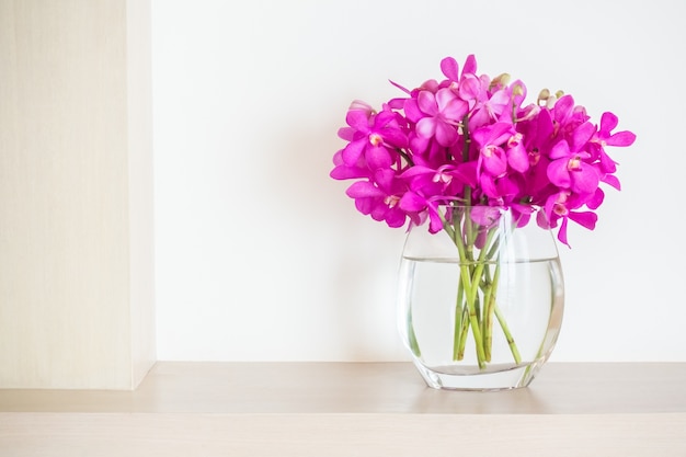 Vaso di fiori con i fiori