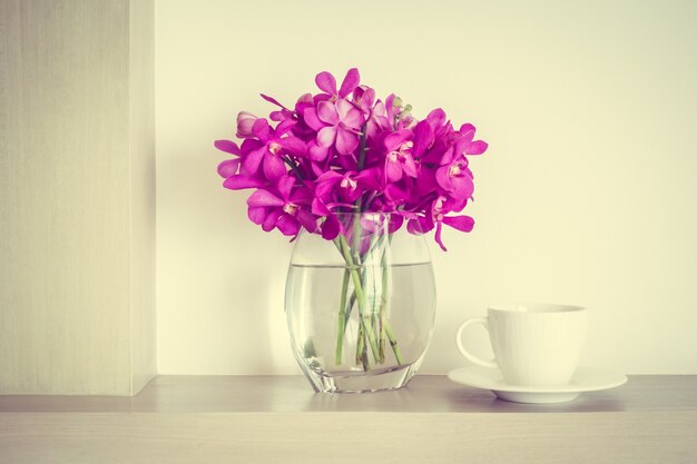 Vaso di fiori e una tazza di caffè