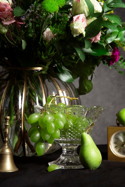 Vaso di fiori in stile barocco come la fotografia