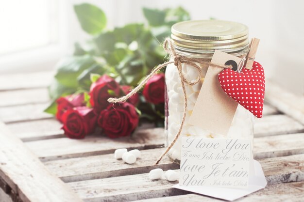 Vaso di vetro con marshmallow e un cuore con una pinza