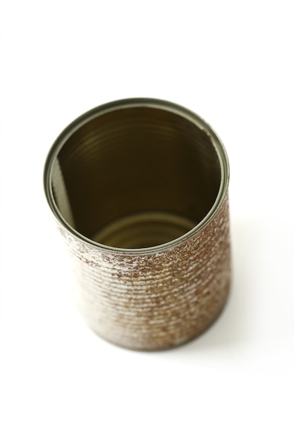 Vaso metallico su bianco