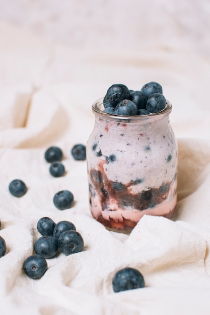 Vaso sano pieno di frullato di mirtilli