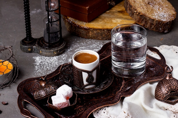Vassoio con acqua calda di caffè turco e lokum