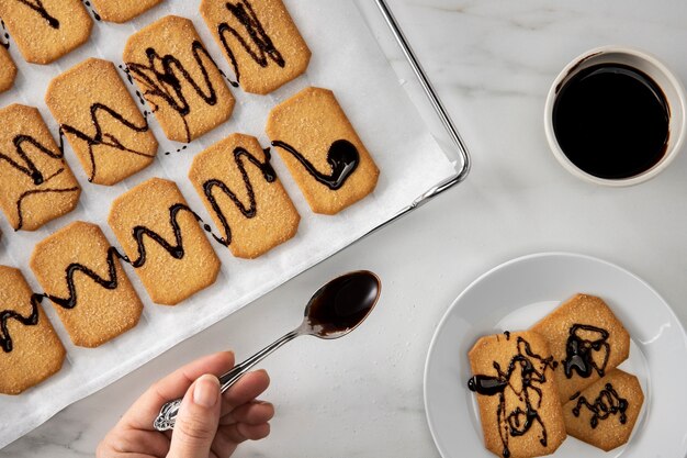 Vassoio con biscotti e cioccolato