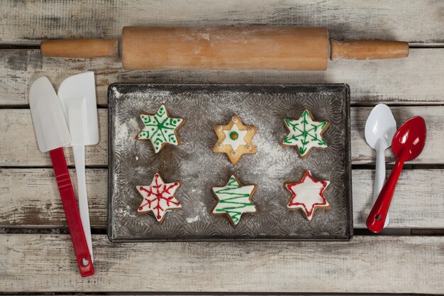 Vassoio con i biscotti di Natale appena sfornati