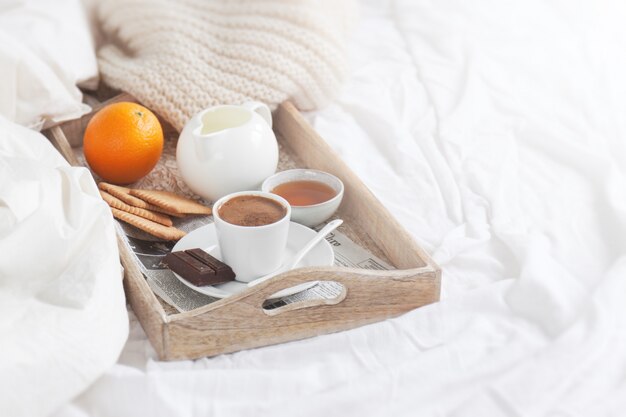 Vassoio della colazione con un caffè e un arancio