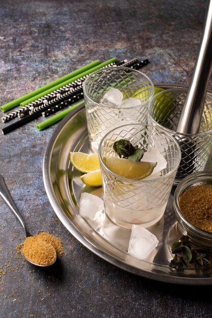 Vassoio di bicchieri da cocktail con ghiaccio e lime