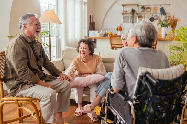 Vecchi amici asiatici anziani pensionati felicità positiva risata sorriso conversazione insieme nel soggiorno della casa di cura Anziani che partecipano ad attività di gruppo nell'asilo nido per adulti