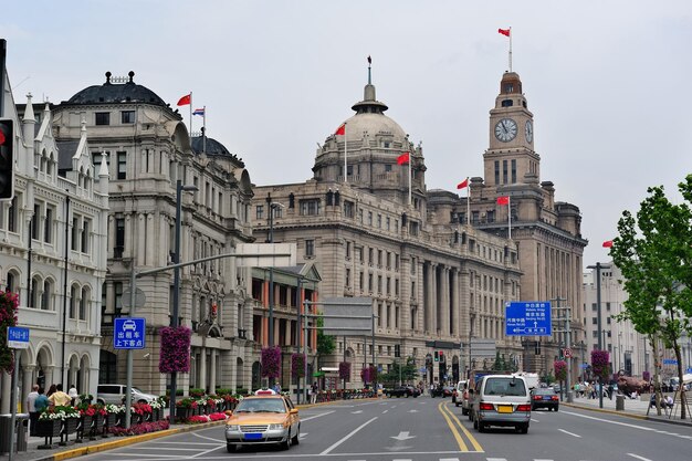 Vecchi edifici e vista sulla strada a Waitan di Shanghai