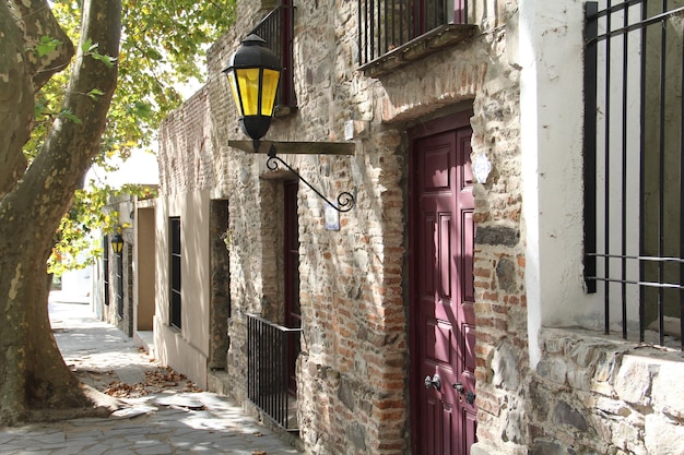 Vecchi edifici sotto la luce del sole di giorno nel dipartimento di Colonia in Uruguay