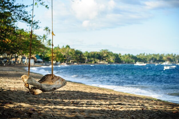 Vecchia altalena sulla spiaggia vicino al mare a Dumaguete, Filippine