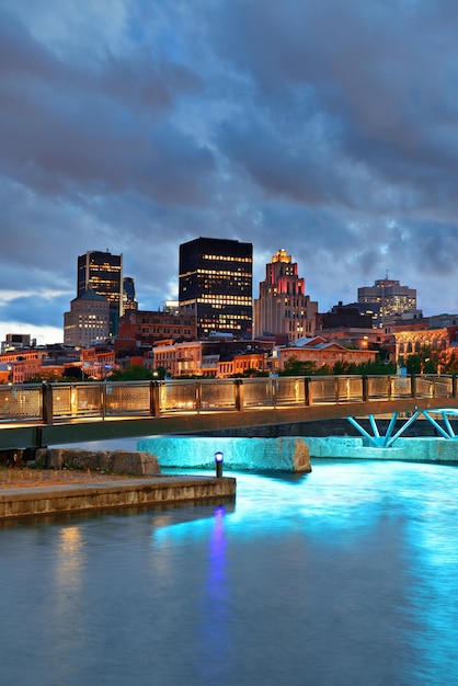 Vecchia architettura al tramonto sulla strada nella Vecchia Montreal in Canada