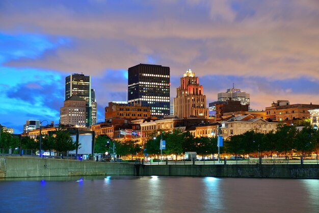 Vecchia architettura al tramonto sulla strada nella Vecchia Montreal in Canada