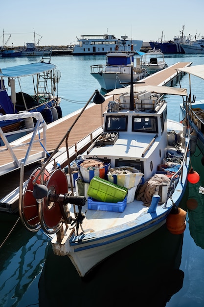 Vecchia barca arrugginita di Fisher in un porto