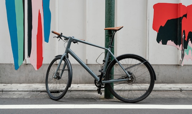 Vecchia bicicletta con dettagli marroni