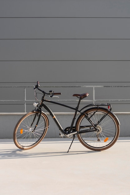 Vecchia bicicletta per il trasporto ecologico