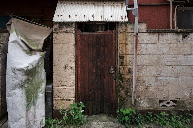 Vecchia casa abbandonata con porta marcia