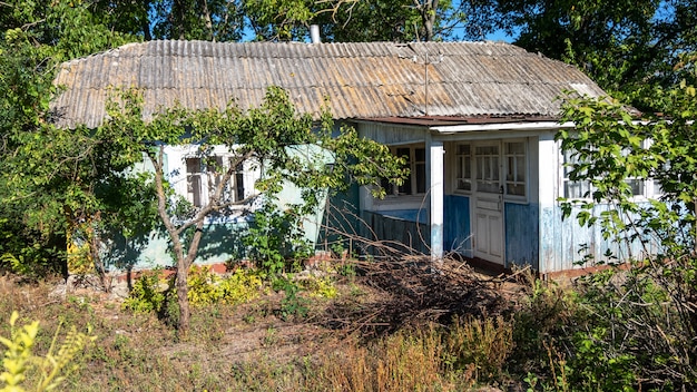 Vecchia casa di abitazione provinciale con facciata blu, a Boroseni, Moldova