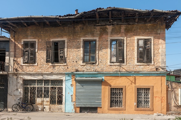 vecchia casa nella città albanese Shkodra