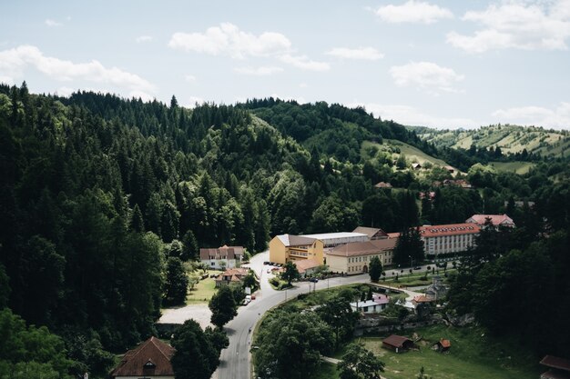 Vecchia città di Brasov nella regione della Transilvania di Romania dalla cima della montagna