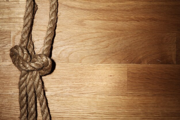 Vecchia corda su superficie di legno