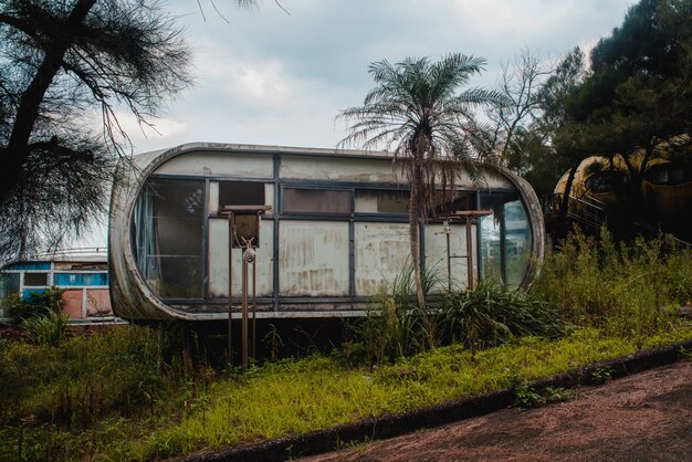 Vecchia costruzione abbandonata vicino ad una foresta nel villaggio di Wanli UFO, Taiwan