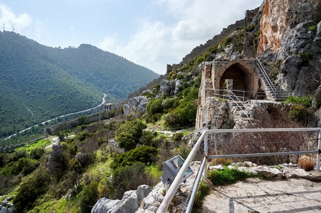 Vecchia costruzione antica in una città