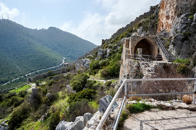 Vecchia costruzione antica in una città