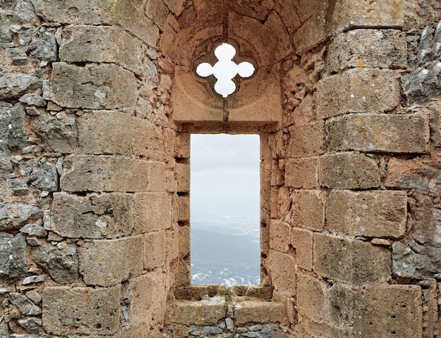 Vecchia costruzione antica in una città