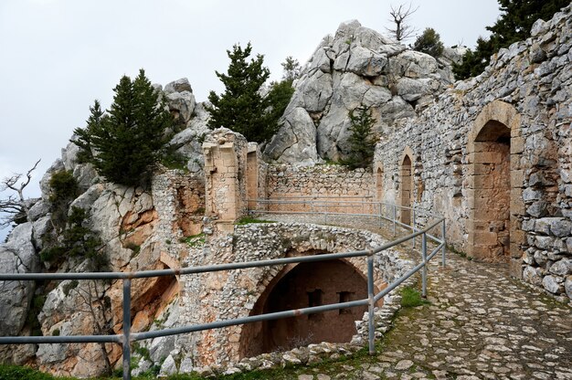 Vecchia costruzione antica in una città