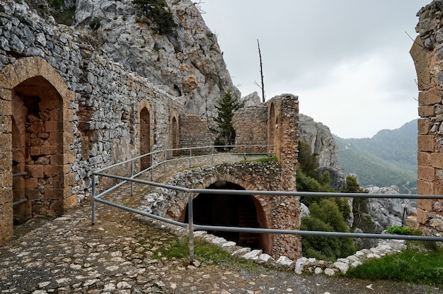 Vecchia costruzione antica in una città