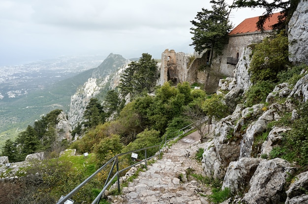 Vecchia costruzione antica in una città