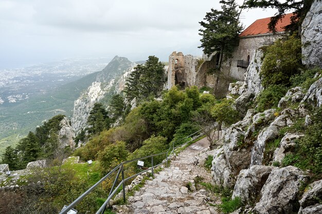 Vecchia costruzione antica in una città