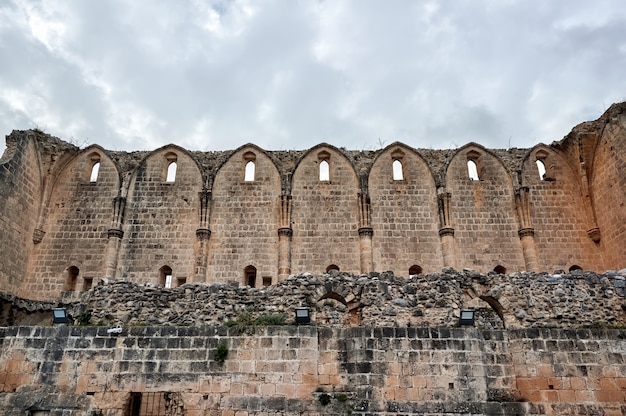 Vecchia costruzione antica in una città